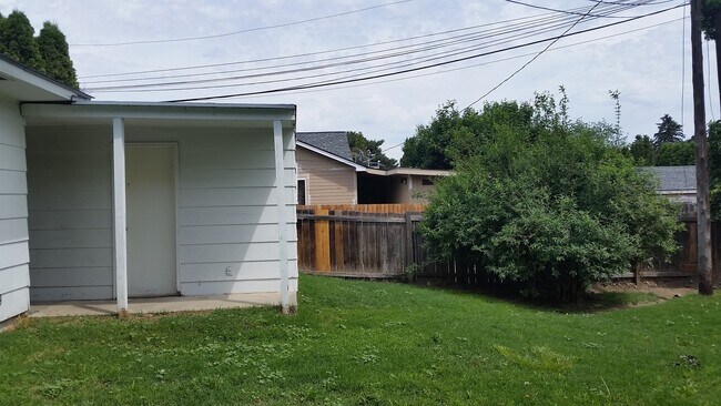 Building Photo - b1810