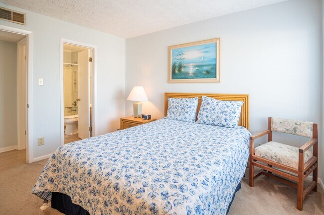 Building Photo - COZY AND QUAINT FURNISHED OFF-SEASON WINTER GETAWAY