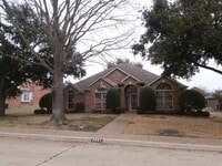 Building Photo - 3007 Oak Dr