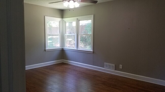 Building Photo - 16 Elmira Dr