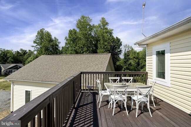 Building Photo - 120 Shady Oaks Ln