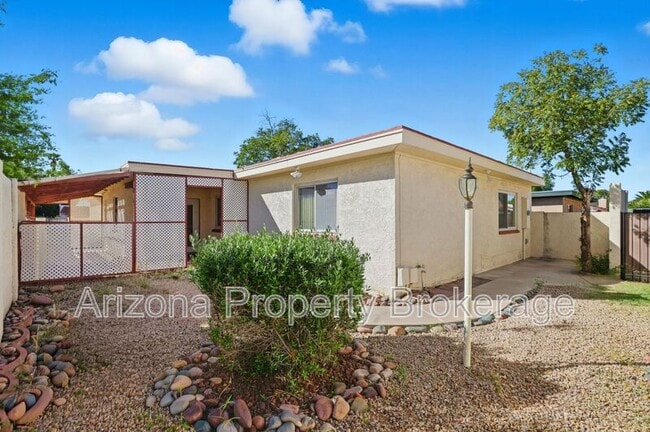 Building Photo - 2192 E Balboa Dr