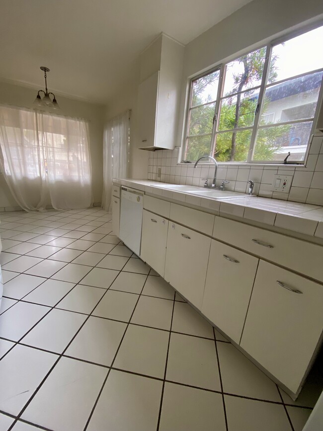 Kitchen - 1931 Palmerston Pl