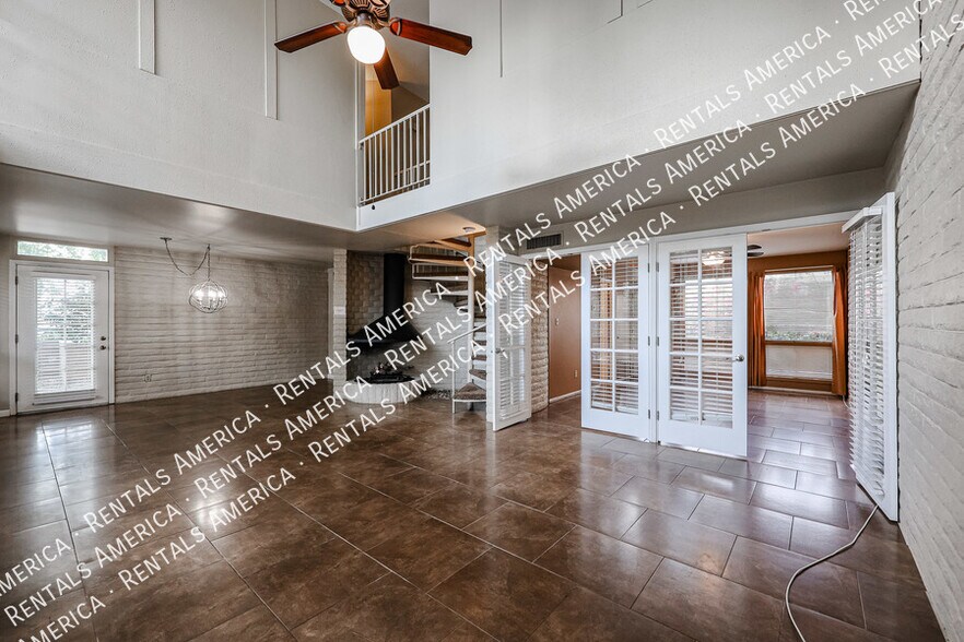 Building Photo - 4820 N Woodmere Fairway