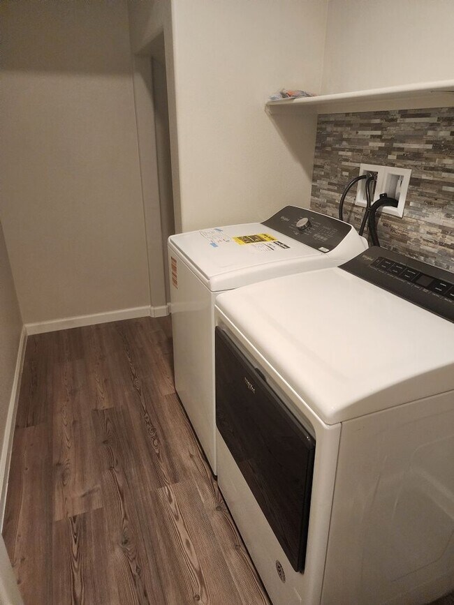 Building Photo - 3 bedroom/ 2 bath condo in gated community