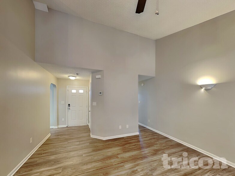 Building Photo - 1026 Summit Hills Dr