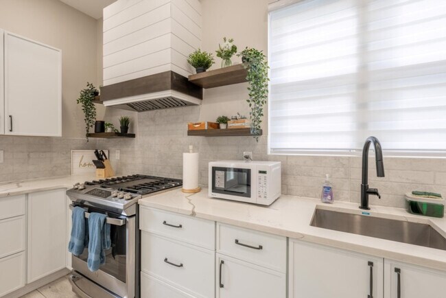 Building Photo - 139 W 4th Ave