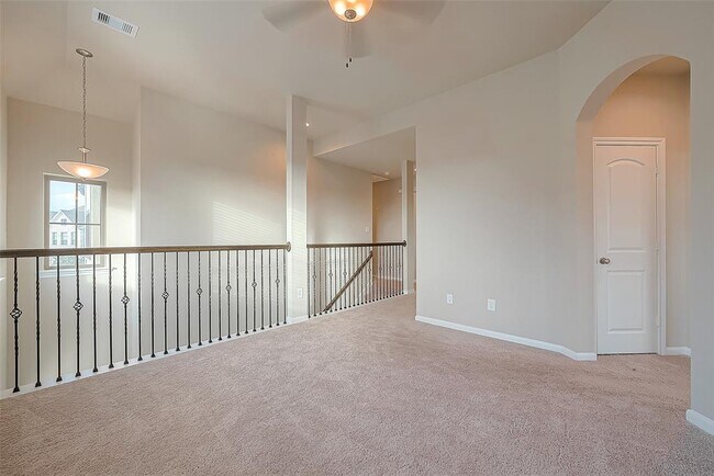 Building Photo - 8700 Laurel Crest Dr