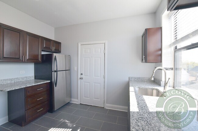 Building Photo - 3641 W Dickens Ave