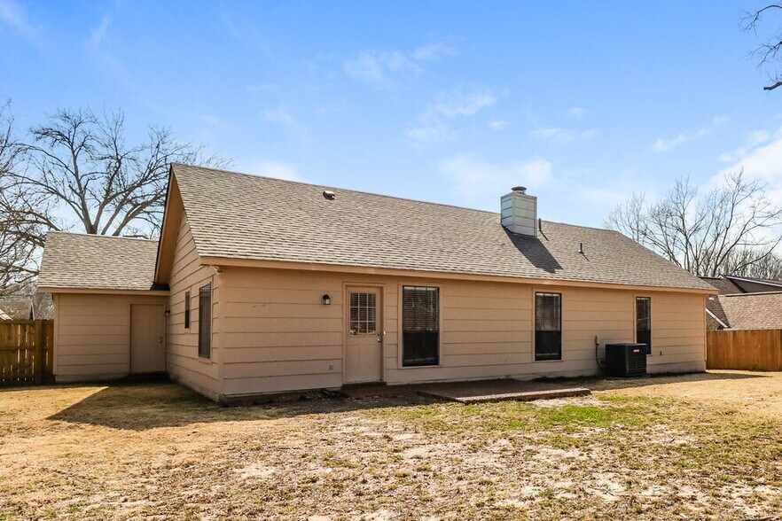 Building Photo - 5642 Crievewood Dr
