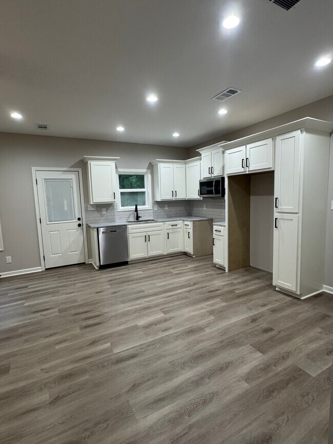 Building Photo - 456 Huffman Dr
