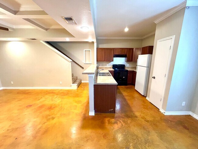 Building Photo - AVAILABLE NOW! 3 Bedroom 2.5 Bathroom Town...