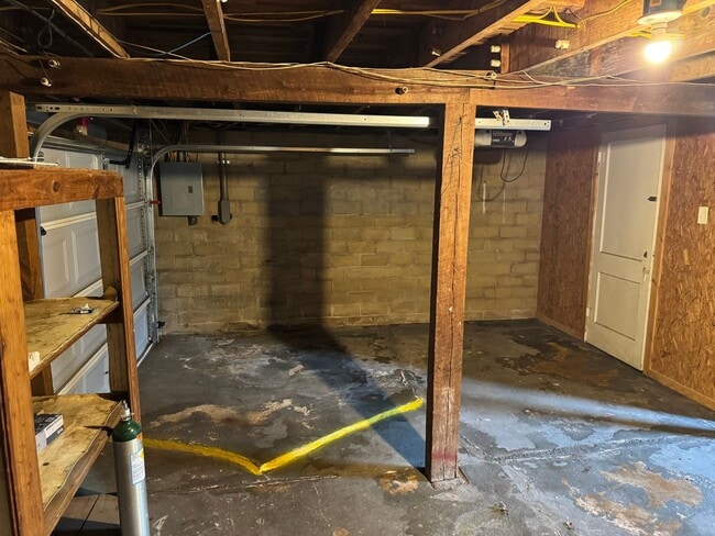 Building Photo - 2-bed/1-bath Downstairs unit!