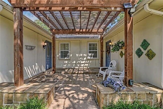 Building Photo - ***$500 off First Full Months rent with mo...