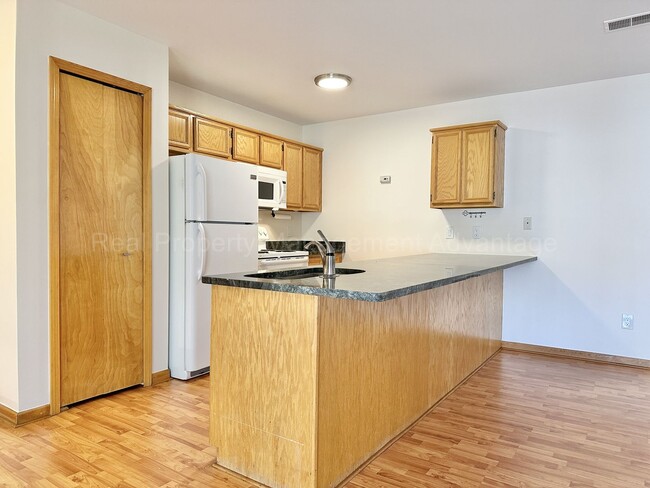 Building Photo - Spacious 2 Bed Condo with Attached Garage