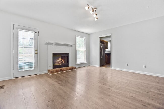 Building Photo - Pet Friendly Three Bedroom!