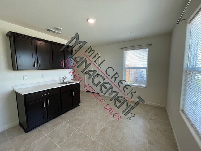 Building Photo - Like New Home In North East Visalia