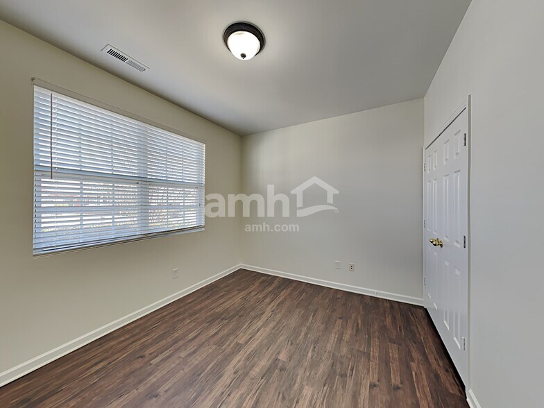 Building Photo - 1009 Skillbeck Rd