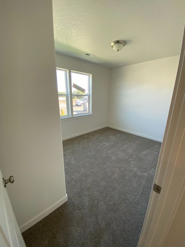 Building Photo - SINGLE FAMILY RANCHER ON ARROW LEAF (APP#146)