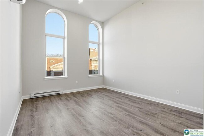 Building Photo - 109 S Centre St