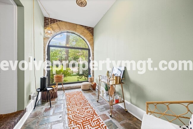 Building Photo - Charming 2 bedroom midtown unit.