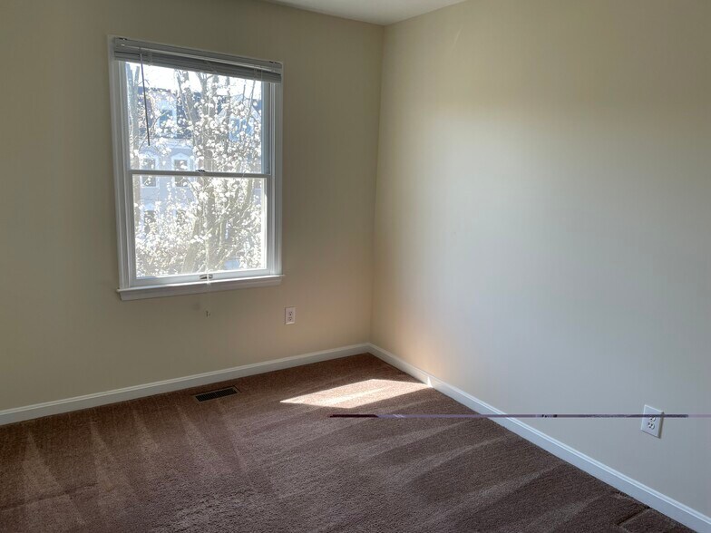 Building Photo - 203A Locust St SE