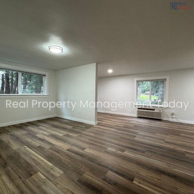 Building Photo - Beautiful remodeled 3 bed 1.5 bath with de...