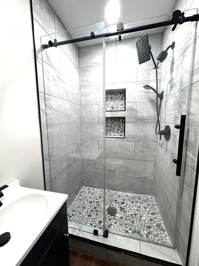 Building Photo - Stunning 3 Bedroom, 2 Bathroom Home on a L...