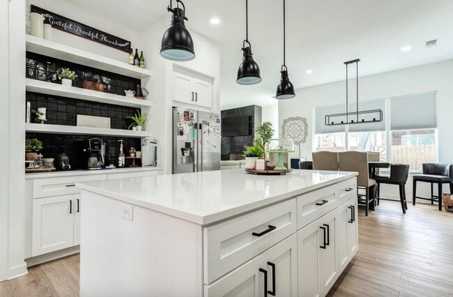 Building Photo - 12016 Savannah Ave