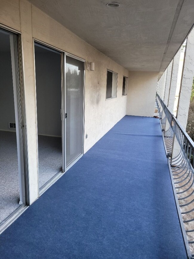 Building Photo - 2 Bed 1.5 Bath Condo Downtown Bellevue