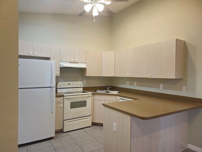 Building Photo - Cute 2 bedroom with a den 2 bathrooms and ...