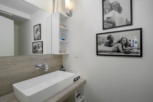 Building Photo - 1355 Plaza Pacifica