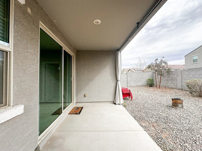 Building Photo - 40523 W Shaver Dr