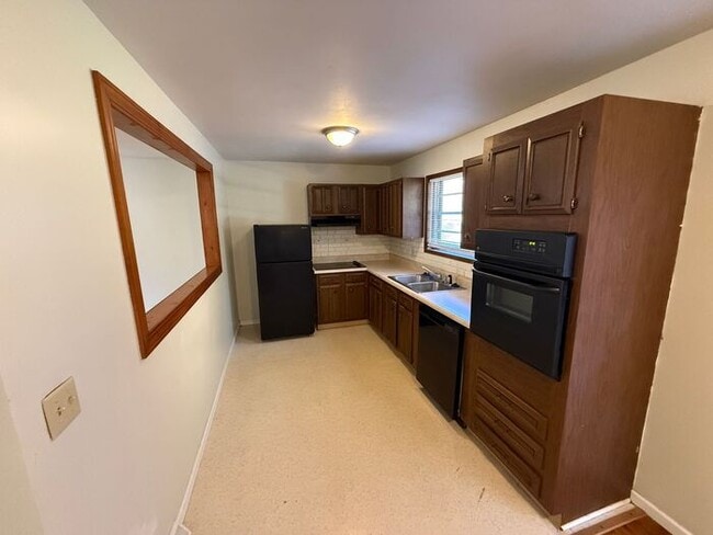 Building Photo - Beautiful 3BR 1BA Home w/ 2-Car Garage in Kansas City