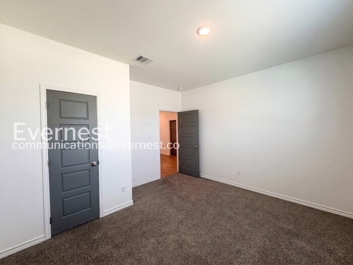 Building Photo - 2207 Hornbeam St