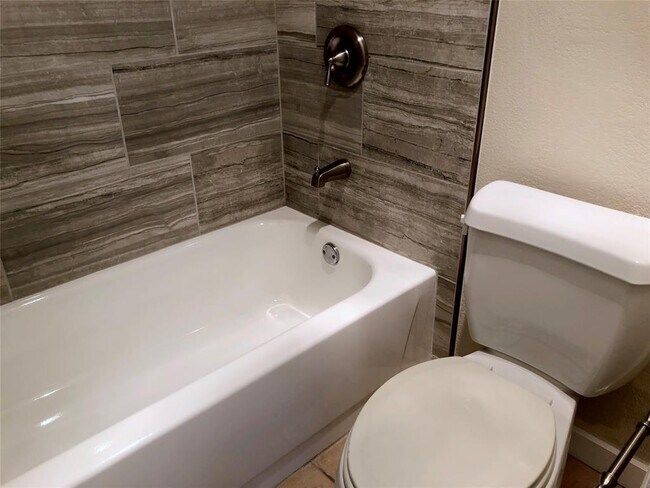 Building Photo - 1915 Magazine St