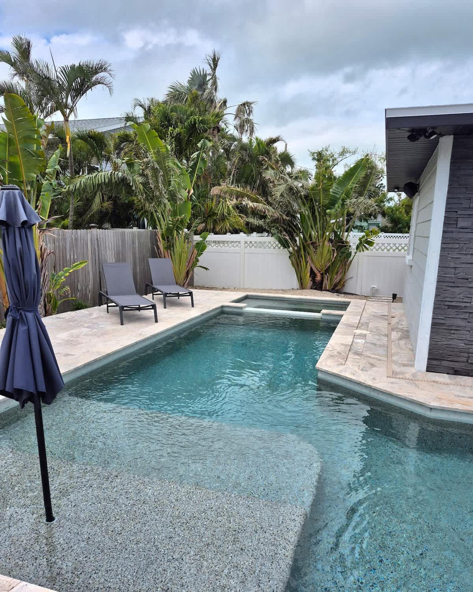 Building Photo - 613 Fern St