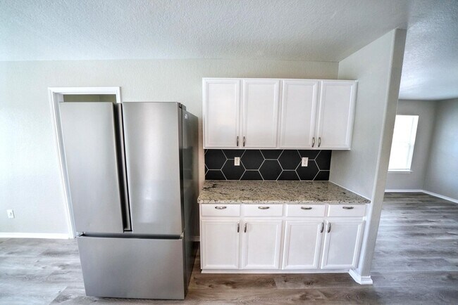 Building Photo - Stunning 4-Bedroom, 2.5-Bathroom Home in L...