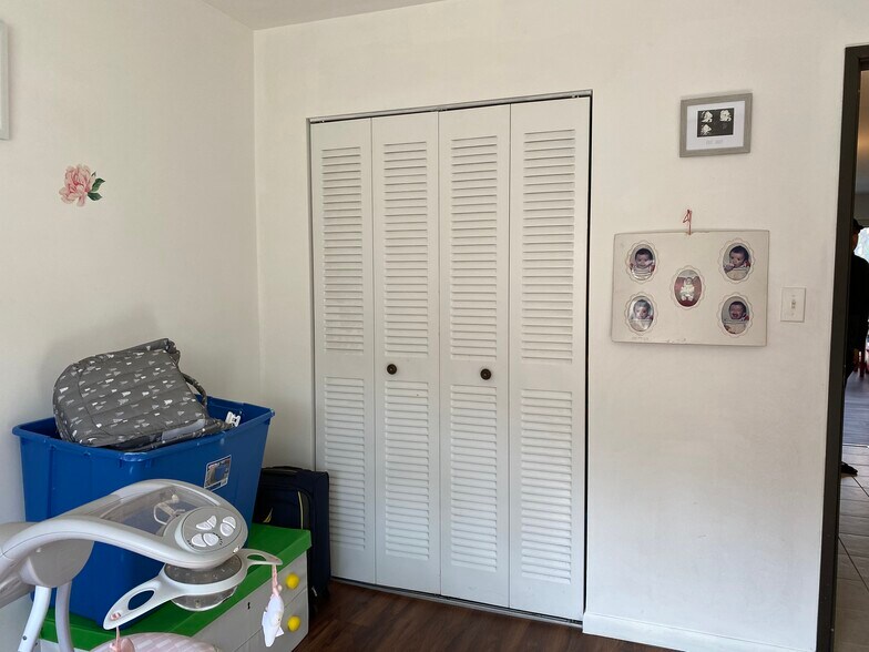 Double closet - 187 Pickwick Dr