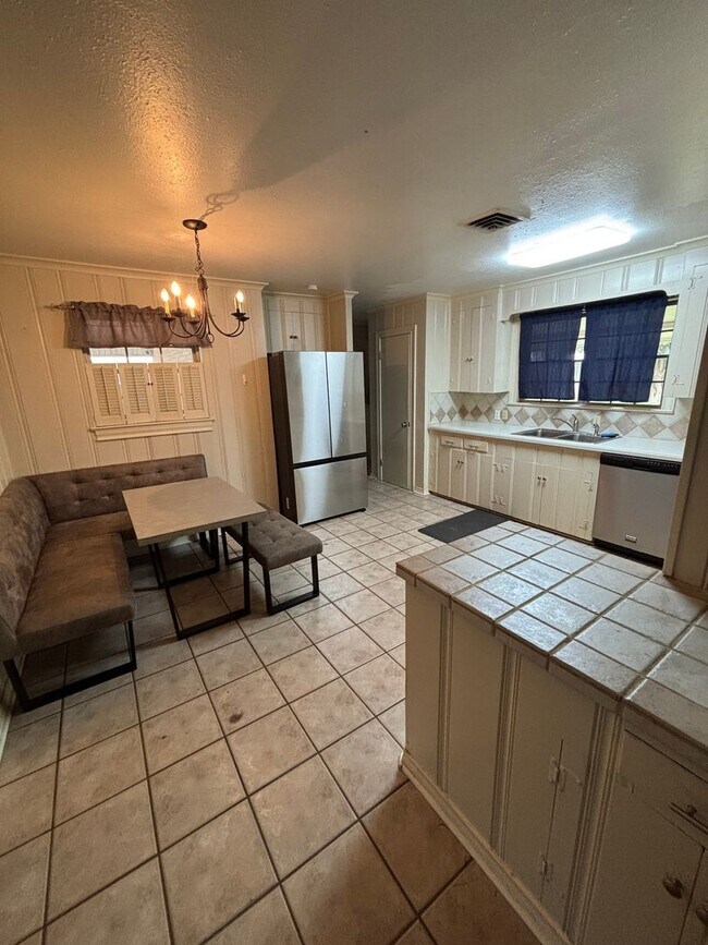 Building Photo - Beautiful 3 Bedroom Broadmoor Home