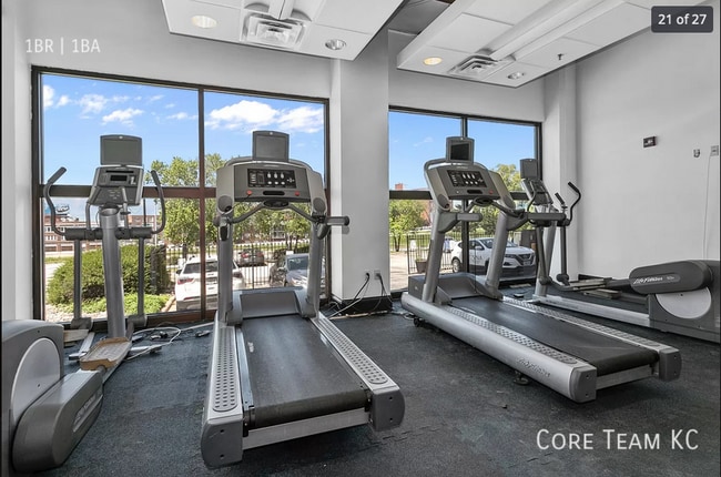 Building Photo - 320 W 7th St