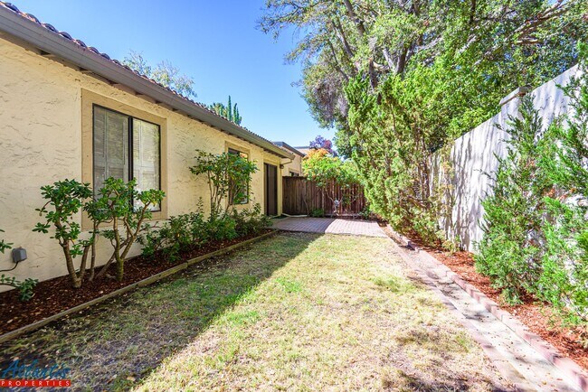 Building Photo - 4015 Villa Vista