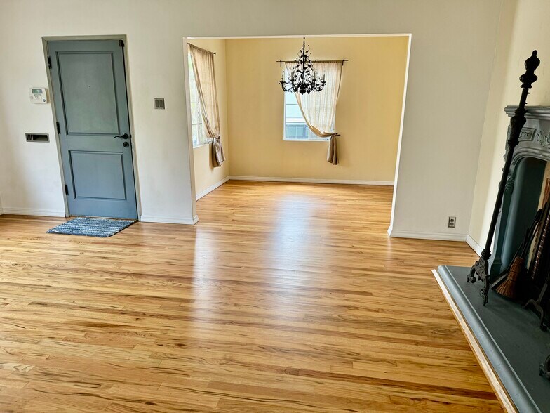 Living room - 3243 Mountain View Ave