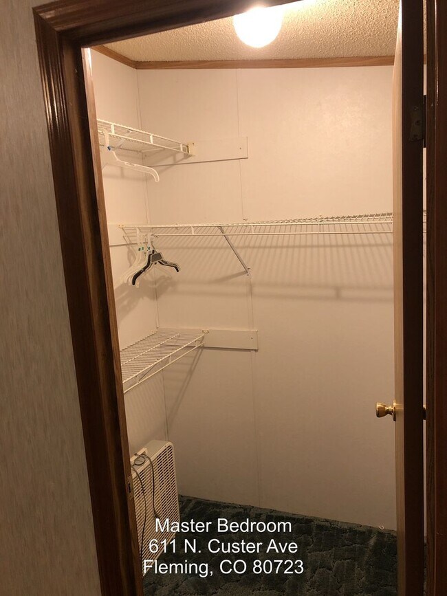 Building Photo - 611 N Custer Ave