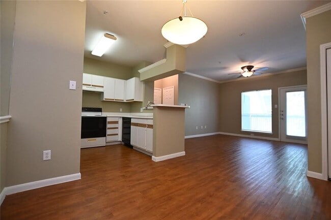 Building Photo - Beautifully Updated 2-Bedroom, 1-Bath Condo!