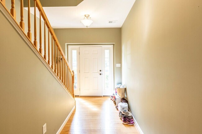 Building Photo - 703 Rainier Rd