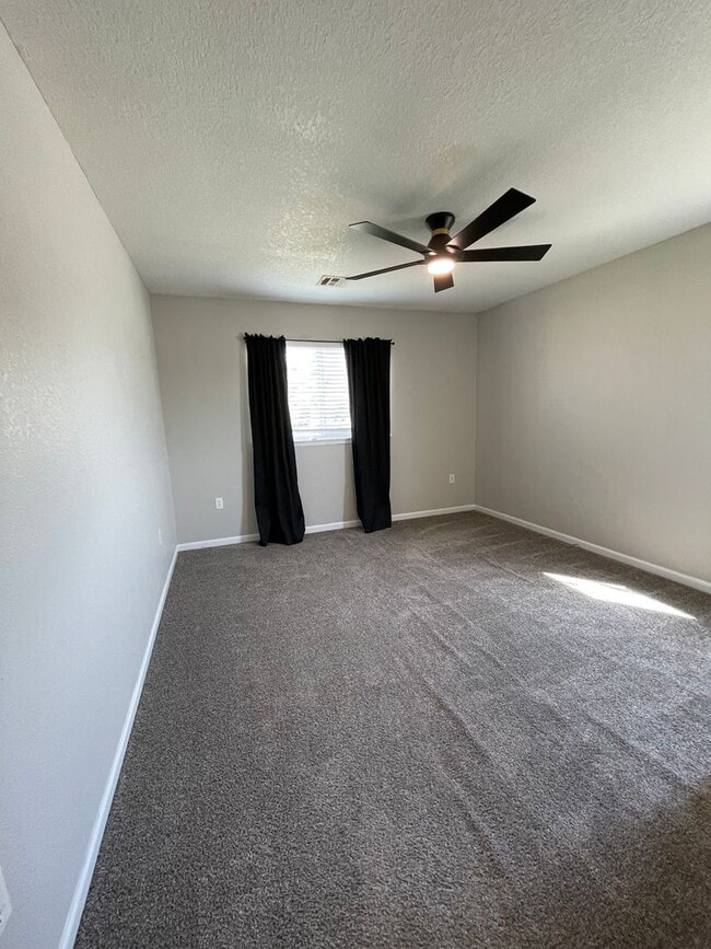 Building Photo - GREAT LOCATION! PLENTY OF STORAGE!