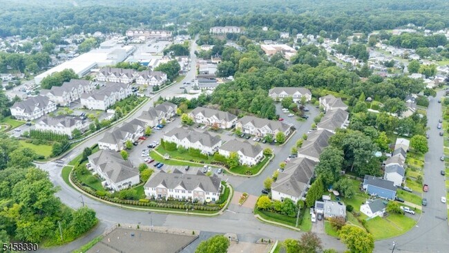 Building Photo - 52 Parkside Dr