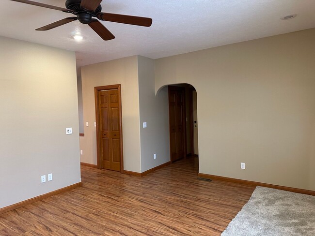 Building Photo - 4 Bedroom Townhome