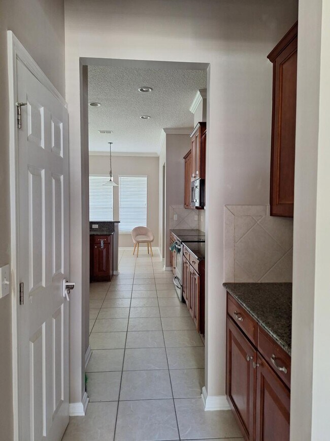 Building Photo - 5 bedroom in Jacksonville FL 32258